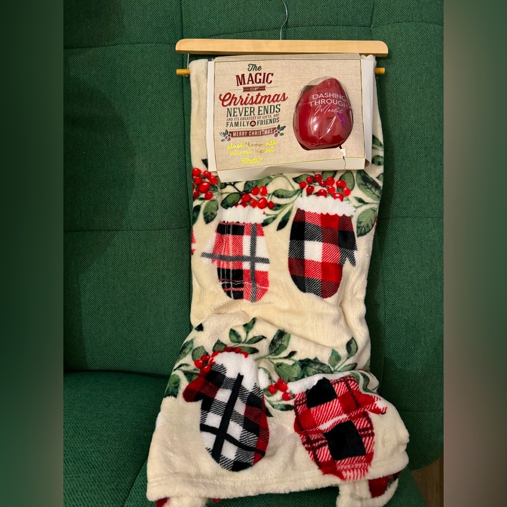 NWT Christmas 🎄 plush throw blanket 50”x60” w/ Silicon wine cup 🍷- Gift set